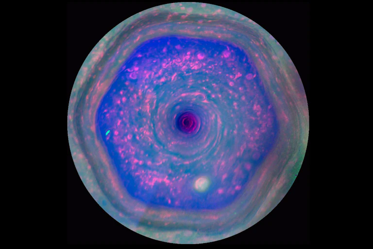 L'hexagone au pôle nord d ela planète Saturne en couleurs contrastées