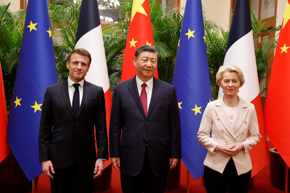 Emmanuel Macron, Xi Jinoing et Ursula von der Leyen sur fond de drapeaux français, chinois et européens