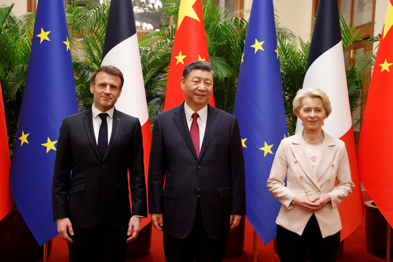 Emmanuel Macron, Xi Jinoing et Ursula von der Leyen sur fond de drapeaux français, chinois et européens