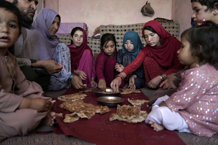 famille mange dans un salon