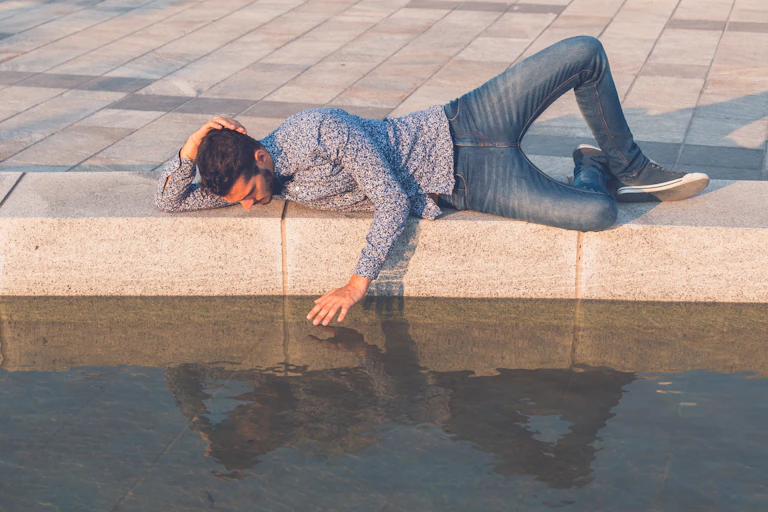 Un homme se regarde dans l'eau