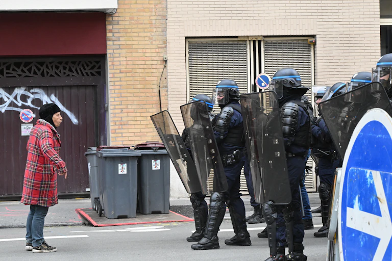 À Lille, le 6 avril, durant la 11e journée de mobilisation contre le projet de réforme des retraites. De nombreux incidents et violences ont émaillé les manifestations.