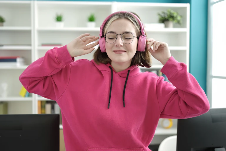 Joven escucha música con auriculares.
