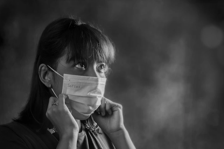 Seorang wanita menggunakan masker