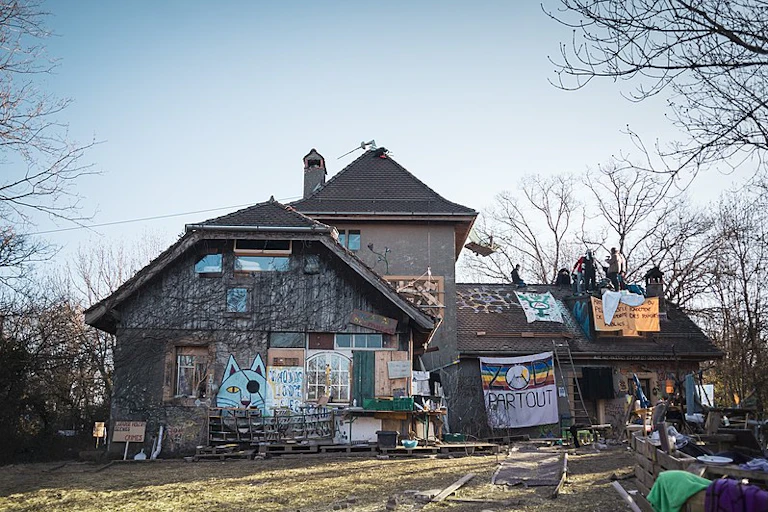Tentative de propriété commune sur la ZAD de la Colline, située sur la colline du Mormont près d'Éclépens et de La Sarraz en Suisse. Première ZAD de Suisse, elle a pour but d'empêcher l'extension de la carrière de ciment d'Holcim (2021).