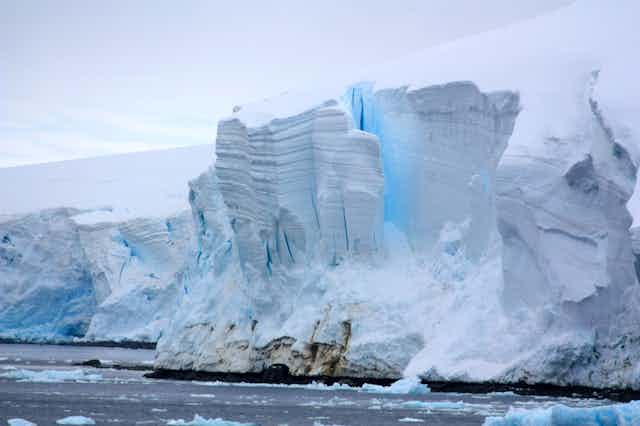 Un glaciar desmoronándose en el mar.