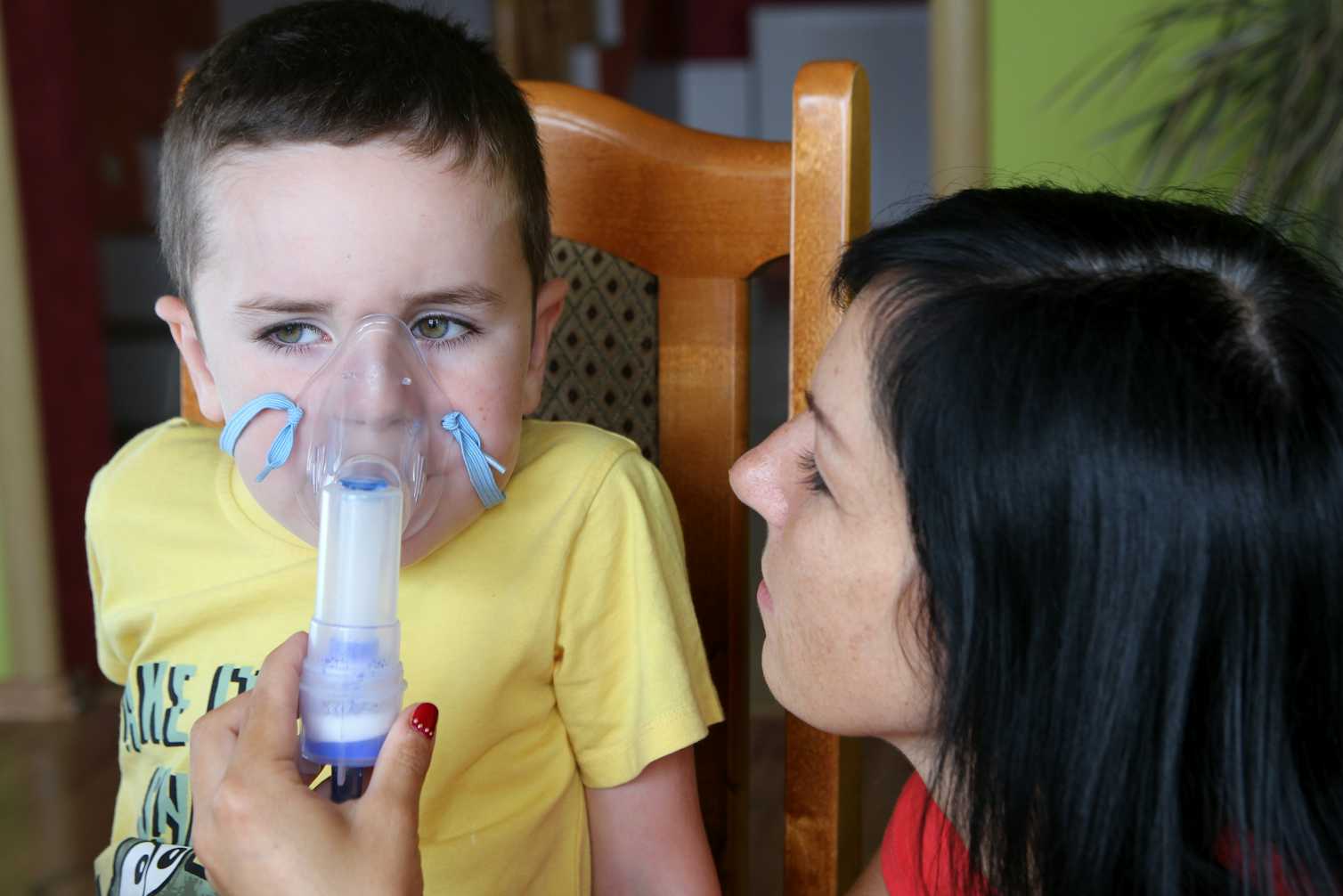 Дети больные астмой видео. Ингаляции в детских садах. Алкоголь и бронхиальная астма. Передозировка небулайзером.