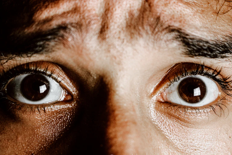 Des yeux effrayés