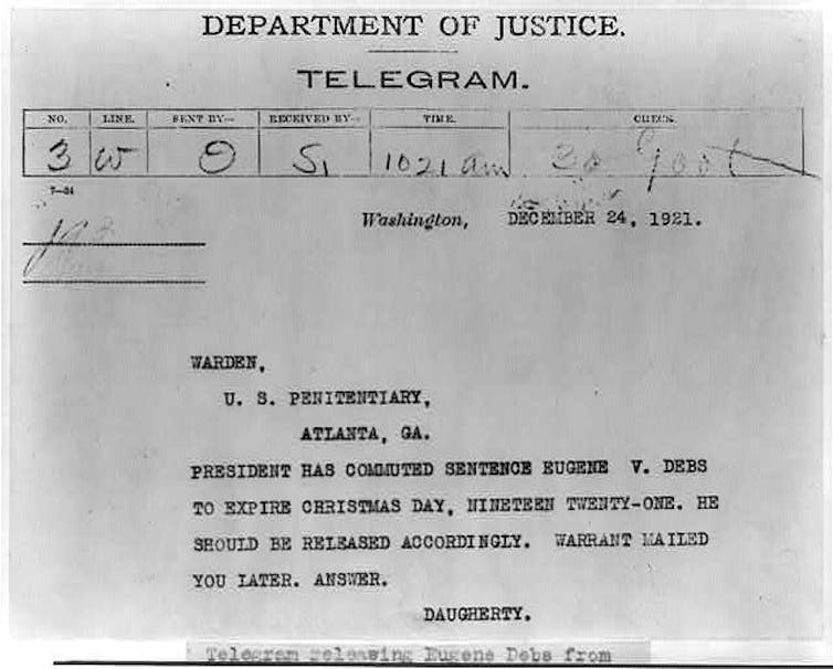 Un telegrama antiguo sobre la conmutación del presidente Harding de la sentencia de Eugene Debs.