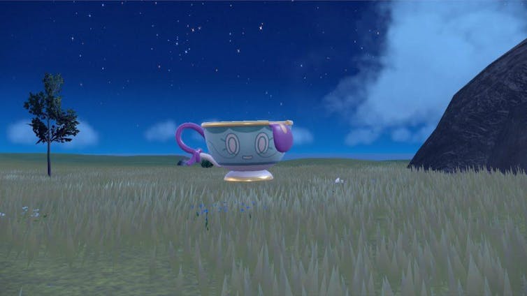 Ein Pokémon, das wie ein lächelnder Teetasse geformt ist, schwimmt über einem Grasfeld unter einem dunklen Himmel