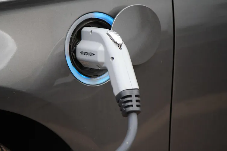 Voiture branchée à une prise électrique