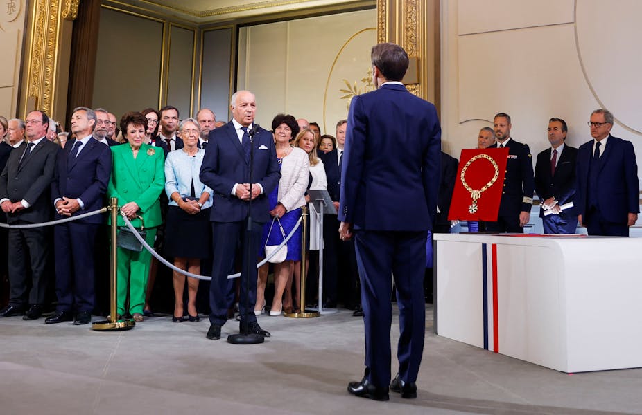 Emmanuel Macron prête serment devant le président du Conseil constitutionnel Laurent Fabius juste après sa réelection comme président de la République le 7 mai 2022. 