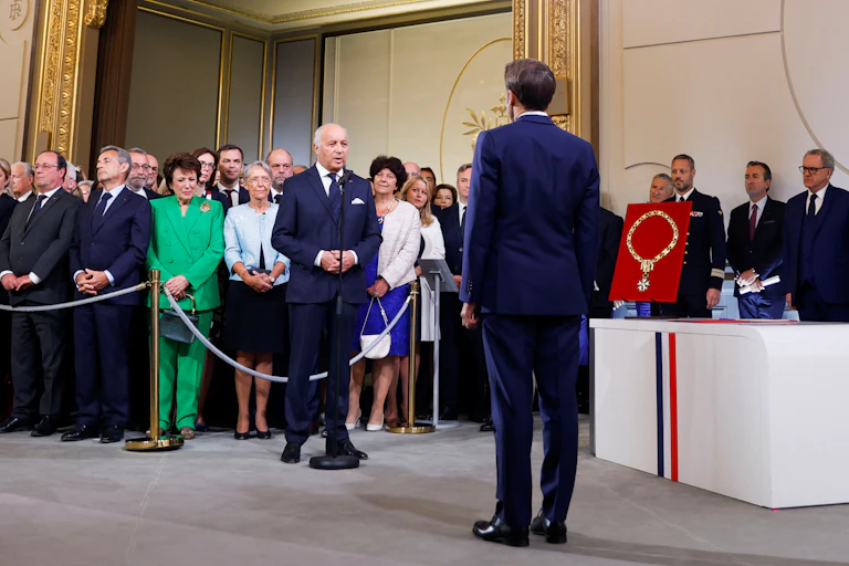Emmanuel Macron prête serment devant le président du Conseil constitutionnel Laurent Fabius juste après sa réelection comme président de la République le 7 mai 2022.
