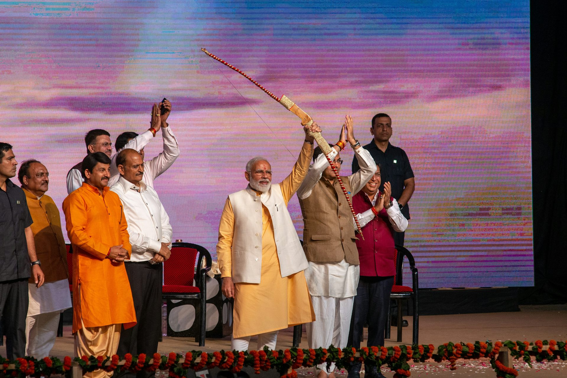Le premier ministre Narendra Modi tient un arc et une flèche pendant les célébrations de Dussehra à Dwarka