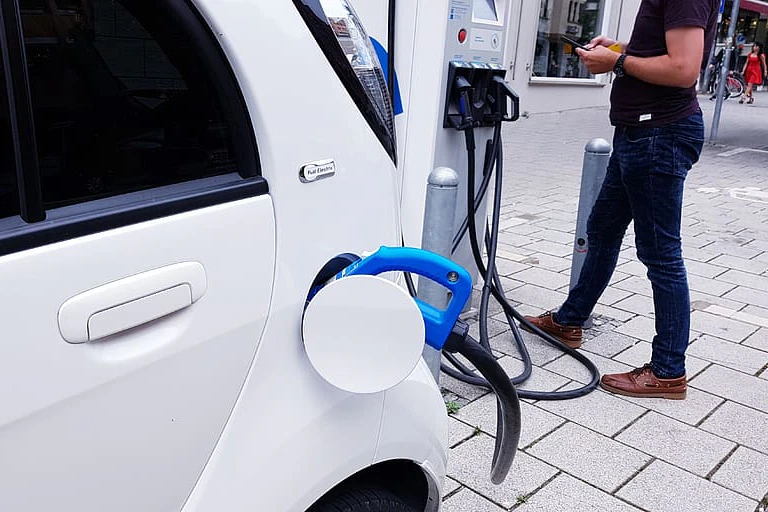 Voiture branchée sur une prise électrique