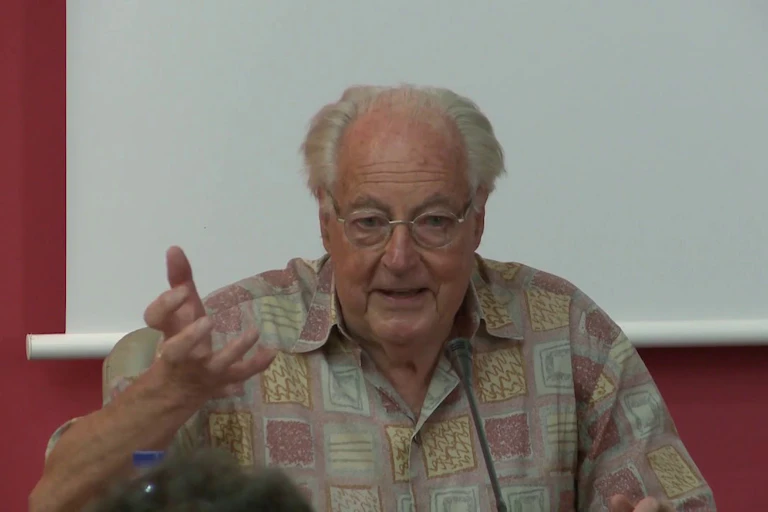 José Manuel Naredo hablando ante un micrófono.