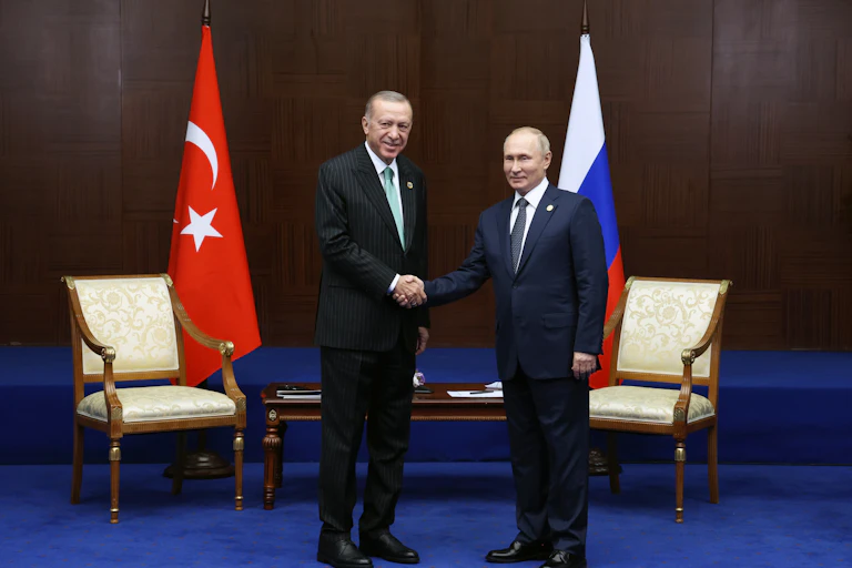 Recep Tayyip Erdogan et Vladimir Poutine se serrent la main.