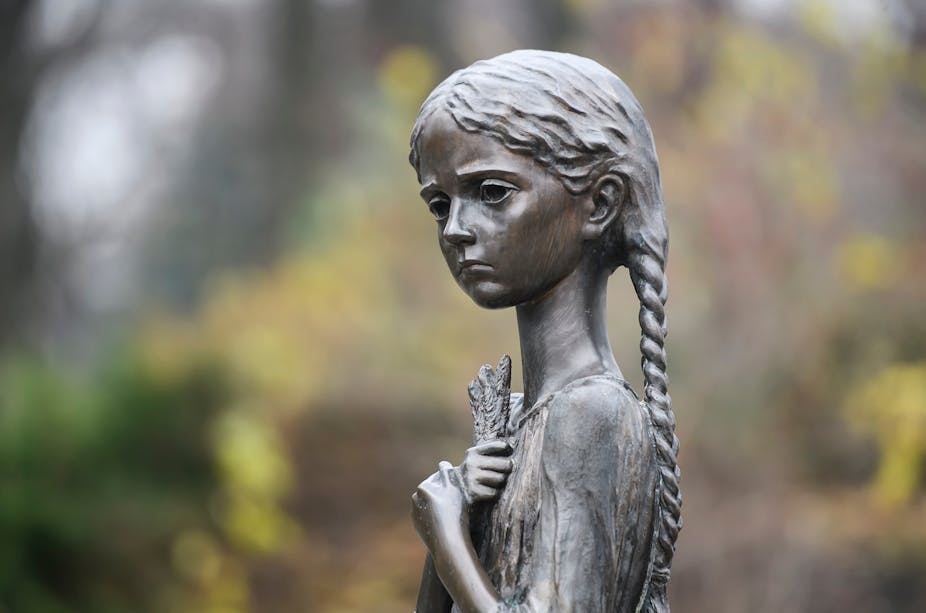 Statue de bronze représentant une fillette émaciée