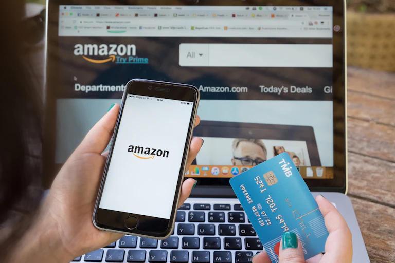 Femme réalisant des achats sur Amazon