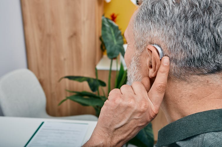 Un nuevo estudio confirma que el uso de audífonos reduce considerablemente el riesgo de sufrir demencia. Analizamos los argumentos.