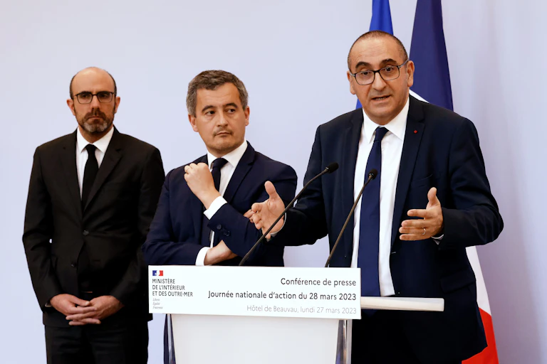 Le préfet de Paris Laurent Nunez, le ministre de l'Intérieur Gérald Darmanin et le directeur de la DGSI Nicolas Lerner lors d'une conférence de presse le 28 mars au sujet des mobilisations et de l'insécurité, à Paris, place Beauveau.