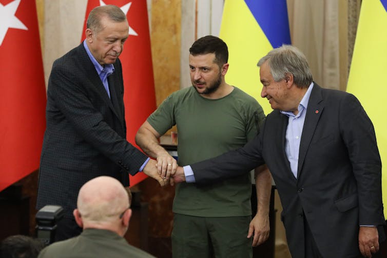 Recep Tayyip Erdogan serre la main du secrétaire général de l’ONU Antonio Guterres sous les yeux de Volodymyr Zelensky