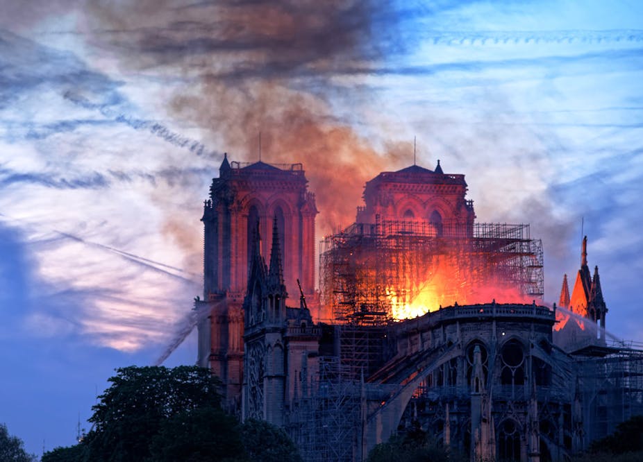 Vu de la cathédrale de Notre-Dame de Paris en flammes