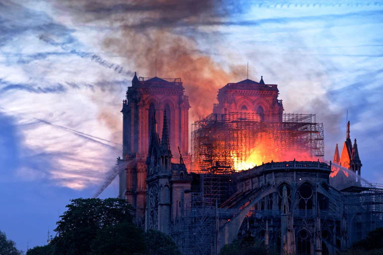 Vu de la cathédrale de Notre-Dame de Paris en flammes