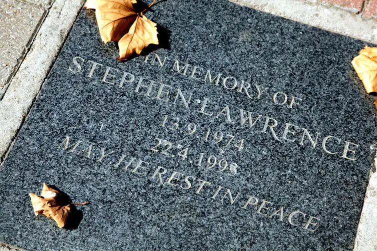 Arwydd gyda'r geiriau 'In memory of Stephen Lawrence'