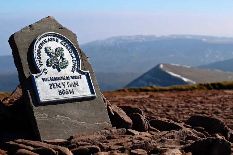 A stone with a plaque on it which reads