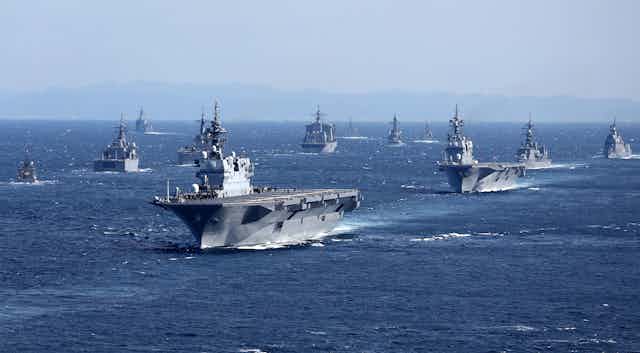 Plusieurs navires de guerre en formation