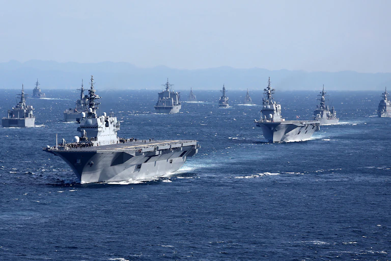 Plusieurs navires de guerre en formation
