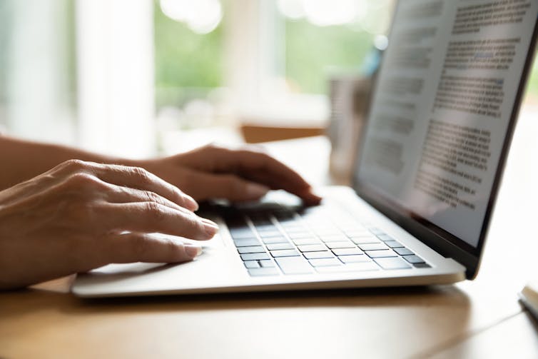 Une personne qui tape sur un clavier d’ordinateur