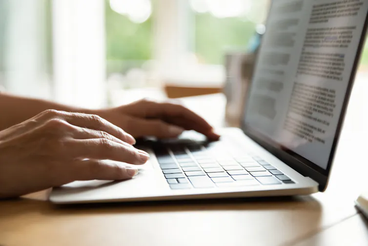 Une personne qui tape sur un clavier d’ordinateur