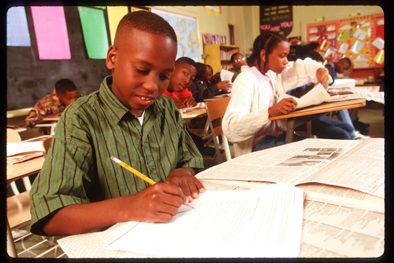 Des élèves participent à un cours de lecture à la James D. Ryan Middle School le 22 février 1993 à Houston, Texas