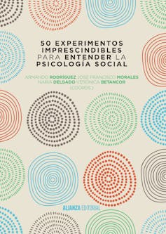 Portada de 50 experimentos imprescindibles para entender la psicologia social.