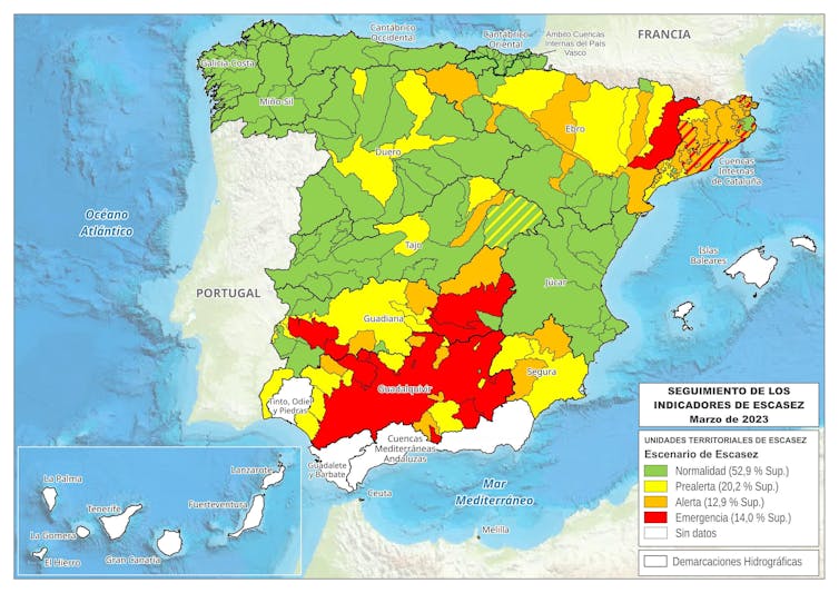 Mapa de la península con la cuenca del Guadalquivir en rojo por emergencia de escasez de agua y las cuencas del Tajo, Guadiana y Ebro en amarillo (en alerta).