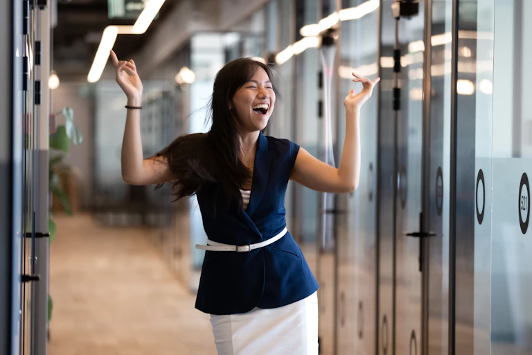 Employée hilare au travail