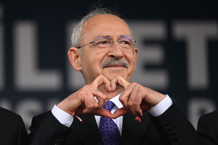 El candidato presidencial turco Kemal Kilicdaroglu hace una forma de corazón con sus manos durante un mitin