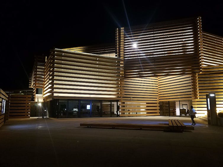 Un edificio hecho con tablas de madera.