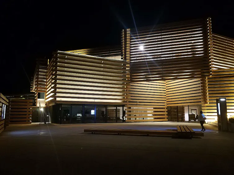 Un edificio hecho con tablas de madera.