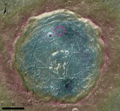 Le cratère Atlas est le site d’alunissage principal de la mission. De 87 kilomètres de diamètre, il présente un sol fracturé en raison d’une intrusion de magma à faible profondeur. La zone d’alunissage est indiquée en rose et se situe sur des dépôts volcaniques. CRPG/MBRSC/TUD