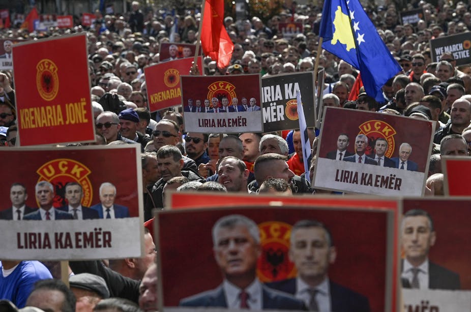 Manifestation à Pristina le 2 avril 2023 en soutien à Hashim Thaçi et trois autres anciens membres de l'UCK.