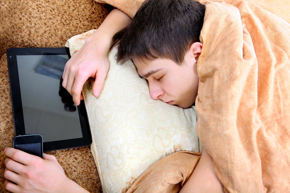 Родители спали подростков. Человек уснул с планшетом. Гаджет зависимость. Гаджет зависимость у детей. Сон подростка с гаджетом.