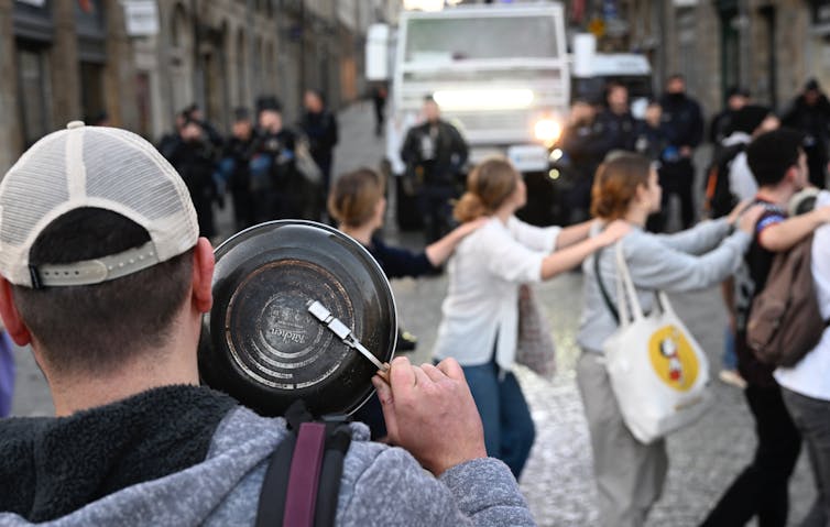 À Rennes, le 17 avril 2023, concert de casseroles et chenille de manifestants contre le gouvernement.