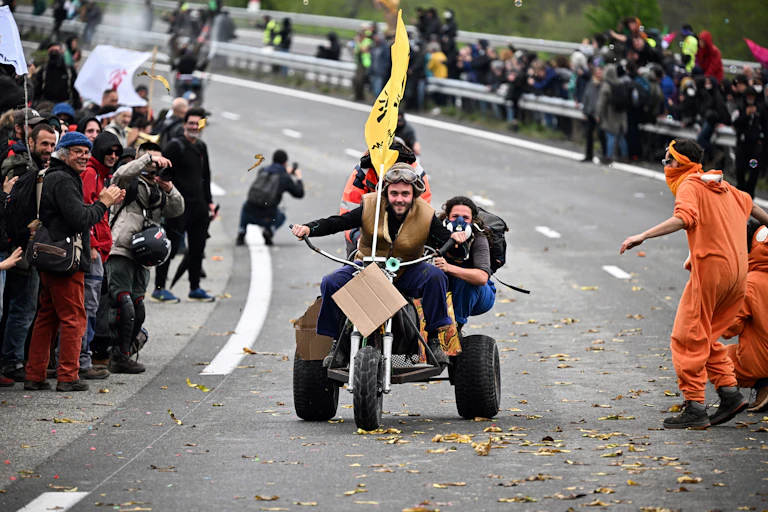 Course de caisses à savon sur la nationale lors d'un rassemblement contre le projet d'autoroute A69 entre Castres et Toulouse, près de Soual (Tarn).
