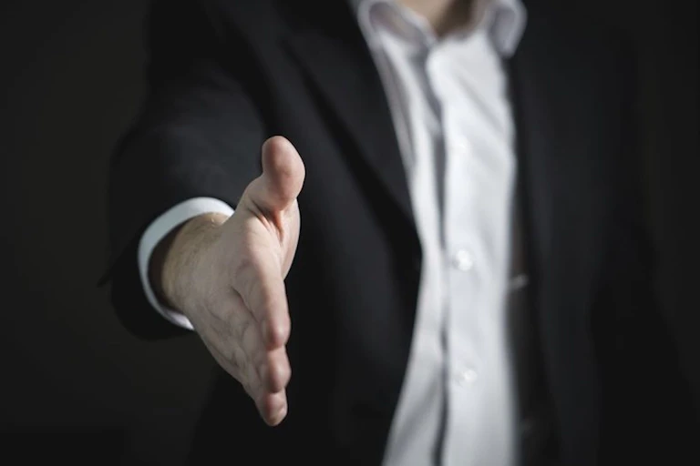 Conseiller bancaire souhaitant la bienvenue à un client