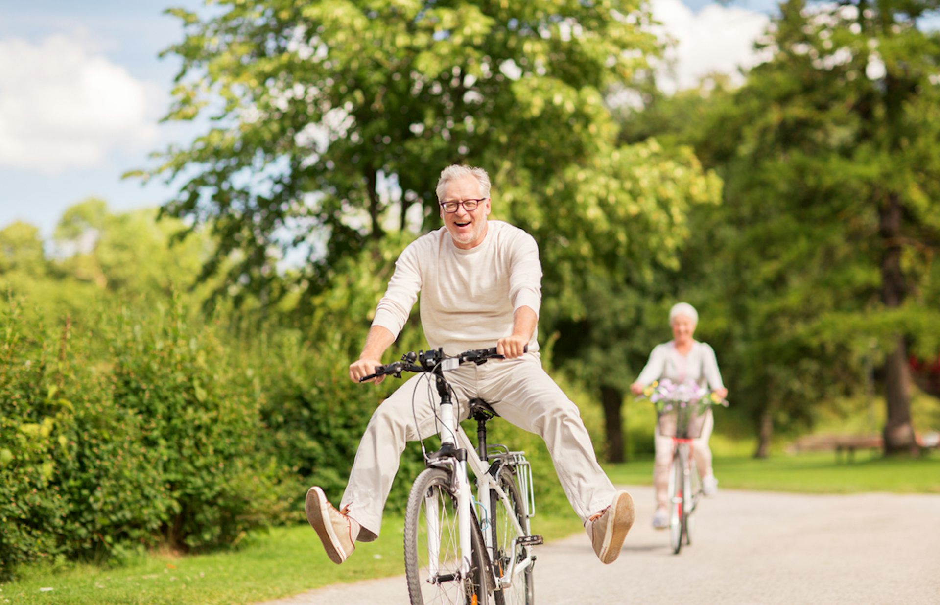 Homme senior faisant du vélo