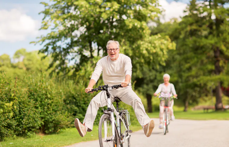 Homme senior faisant du vélo