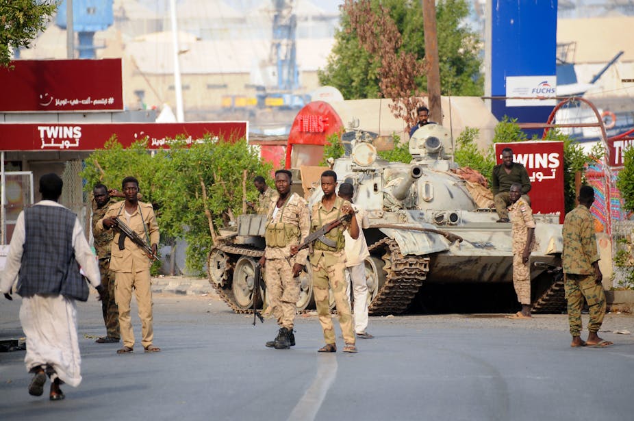 Soldats de l'armée soudanaise dans les rues de Port-Soudan, sur les rives de la Mer Rouge.